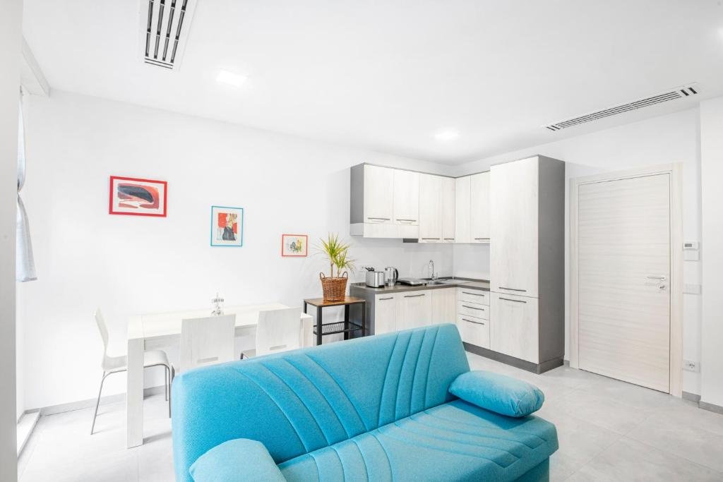 Living area with kitchen at Como City Home